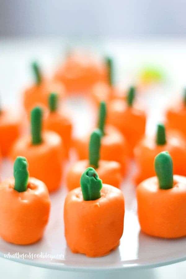 Sweet and Salty Pumpkin Marshmallow Pops are perfect for Halloween or Thanksgiving. Made with just 3 ingredients! Recipe from @whattheforkblog | whattheforkfoodblog.com