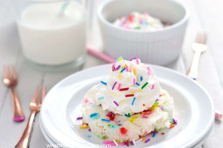 Super easy 1-minute gluten free funfetti mug cake - made with cake mix so no mixing or measuring a bunch of ingredients! Dessert recipe from @whattheforkblog | whattheforkfoodblog | gluten free desserts | how to make mug cake | cake mix mug cake | funfetti cake | easy funfetti cake | how to make cake in a microwave | no-bake cake | microwave cake | easy dessert recipes | sprinkles | confetti cake