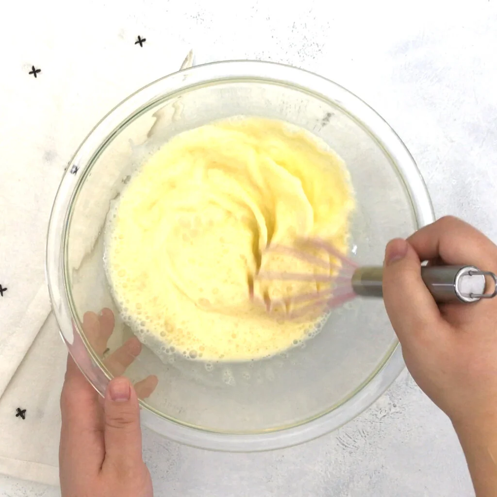 In a separate small bowl, whisk together the buttermilk, oil, and egg.