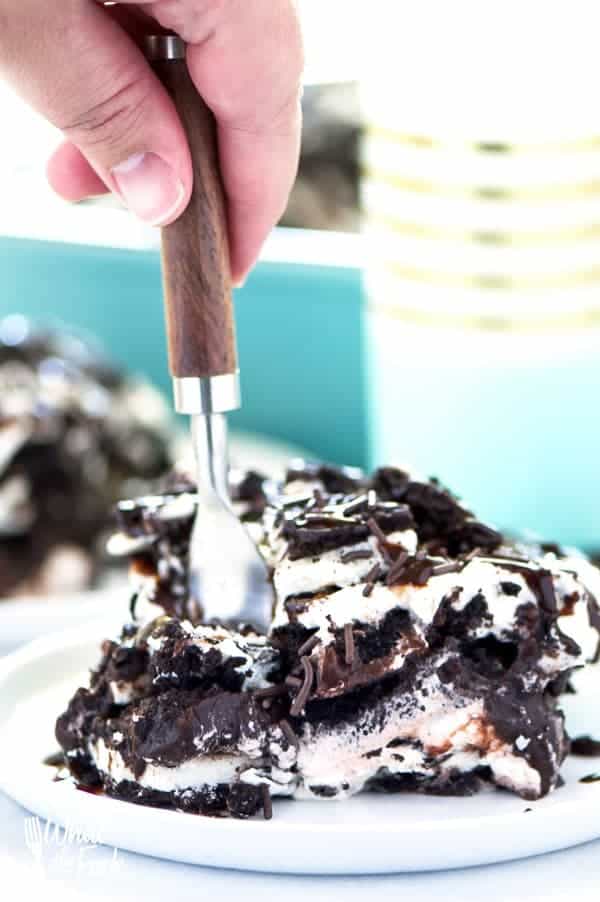This No-Bake Gluten Free Oreo Icebox Cake makes a great make-ahead summer dessert. It's so easy to make and is great for parties! Recipe from @whattheforkblog | whattheforkfoodblog.com | gluten free dessert recipes | easy gluten free desserts | gluten free no-bake desserts | Oreo recipes | how to make an Icebox cake | easy icebox cake recipes