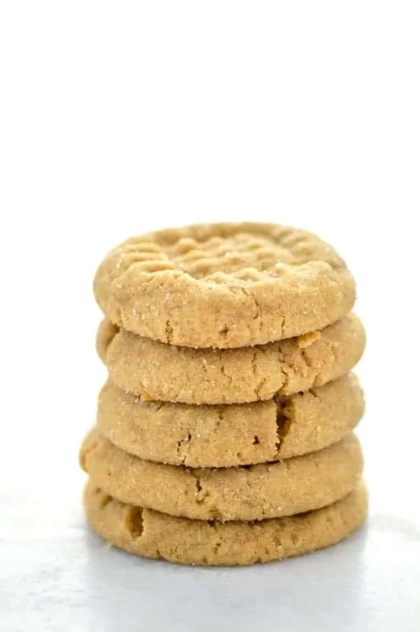 Gluten Free Peanut Butter Cookies - these classic cookies are one that everybody loves! They're easy to make too! Recipe from @whattheforkblog | whattheforkfoodblog.com | gluten free cookie recipes | easy gluten free cookies | gluten free dessert recipes | easy gluten free desserts | peanut butter cookie recipes | how to make peanut butter cookies | homemade peanut butter cookies | holiday baking | gluten free baking