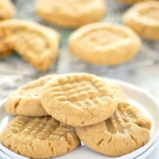 Gluten Free Peanut Butter Cookies - these classic cookies are one that everybody loves! They're easy to make too! Recipe from @whattheforkblog | whattheforkfoodblog.com | gluten free cookie recipes | easy gluten free cookies | gluten free dessert recipes | easy gluten free desserts | peanut butter cookie recipes | how to make peanut butter cookies | homemade peanut butter cookies | holiday baking | gluten free baking