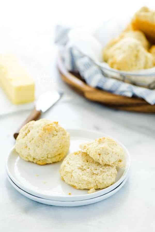 Galletas sin gluten en un plato blanco con una entera y otra abierta