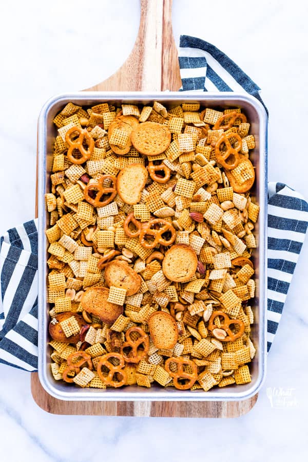 o lanche favorito de todos é agora livre de glúten! Esta receita de mistura Chex livre de glúten é fácil de fazer e há até mesmo uma opção livre de laticínios! Este snack mix é ótimo para qualquer tipo de festa, lanches de dia de jogo, tailgating, ou lanches da escola. Faz uma tonelada também! Receita fácil de snack sem glúten de @ whattheforkblog-visit whattheforkfoodblog.com para mais! #glutenfree #ChexMix #snackmix #glutenfreefood #glutenfreerecipes #easyrecipes #lanches #snackrecipes #caseiro #partyfood