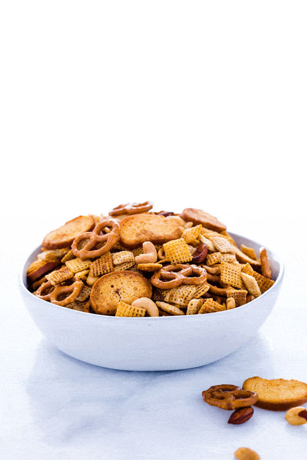 Fertiges hausgemachtes glutenfreies Chex Mix Rezept in einer weißen Schüssel