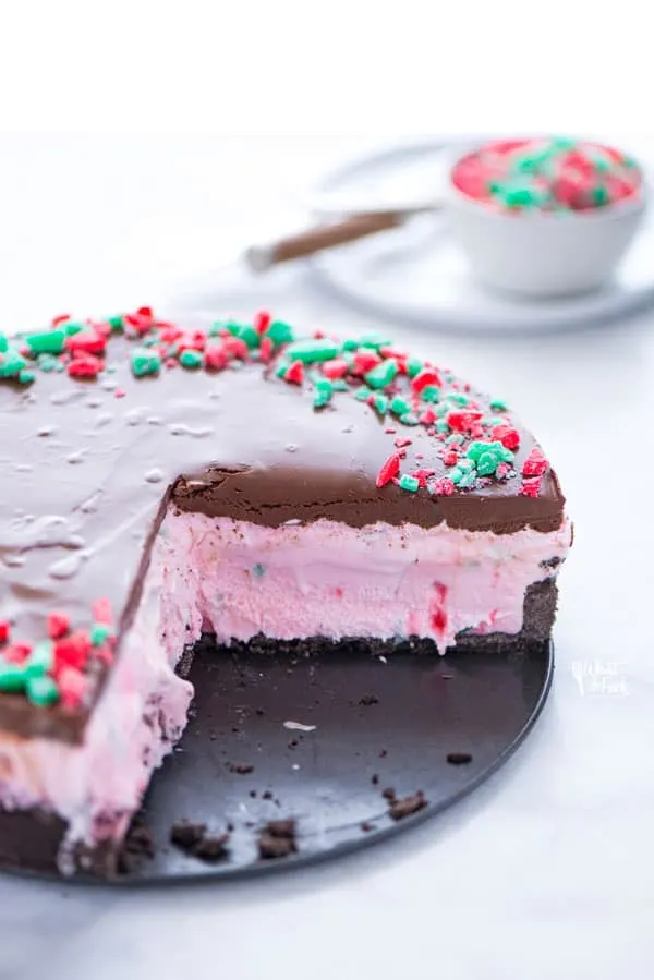 This Peppermint Ice Cream Pie is a family Christmas tradition! It’s our must-make Christmas dessert. This simple ice cream no-bake dessert recipe is so easy to make and it has to be made ahead of time so it’s perfect for holiday parties. Make it gluten free with with a gluten free chocolate cookie crust or use regular Oreos if you don’t need gluten free. Recipe from @whattheforkblog - visit whattheforkfoodblog.com for more! #Christmas #PeppermintStick #icecream #dessert #nobake #nobakerecipe