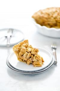 a slice of gluten free apple crisp pie on a stack of 2 plates