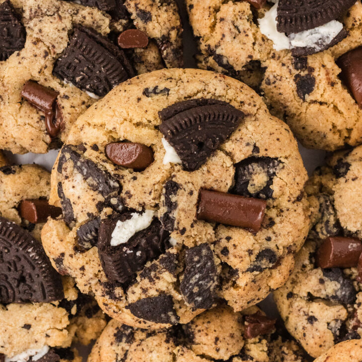 Biscuits aux pépites de chocolat Oreo sans gluten (doux, moelleux et cuits au four) 11 Photo aérienne d'une pile de biscuits aux pépites de chocolat Oreo sans gluten